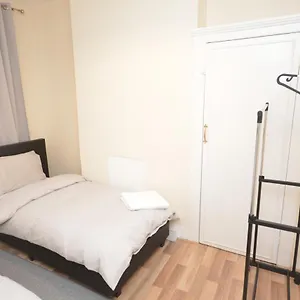  Hébergement de vacances Cheerful 4 Bedroom House In Greater Royaume-Uni