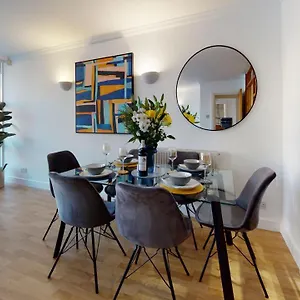  Apartment Docklands Riverside Superior 3 Bedroom Apartment By Delta Accomodation United Kingdom