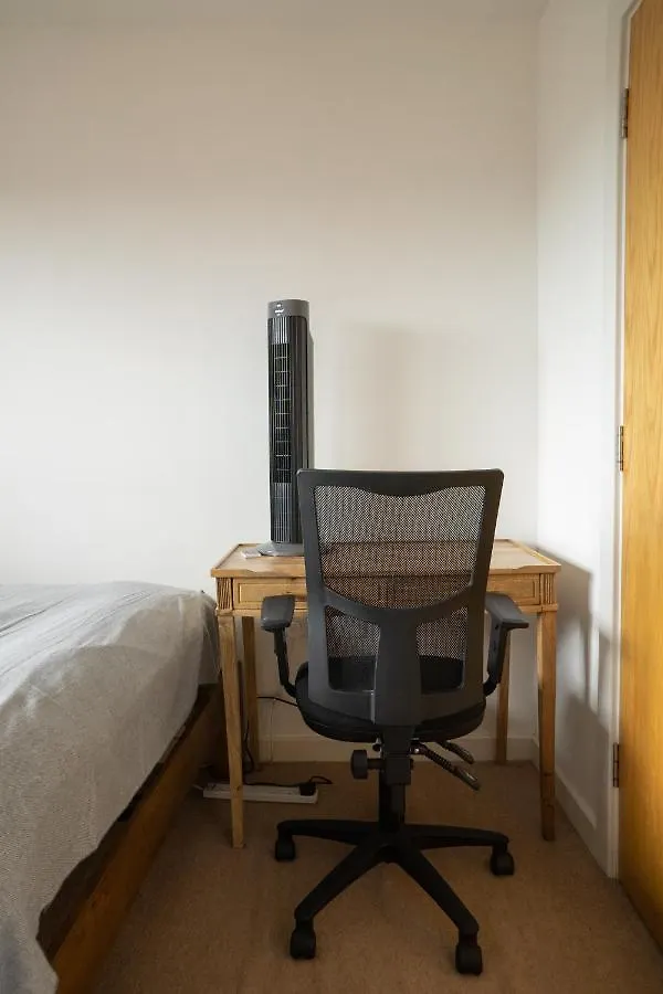 City Air Apartments - Shadwell - Great Transport Links 런던 0*,  영국